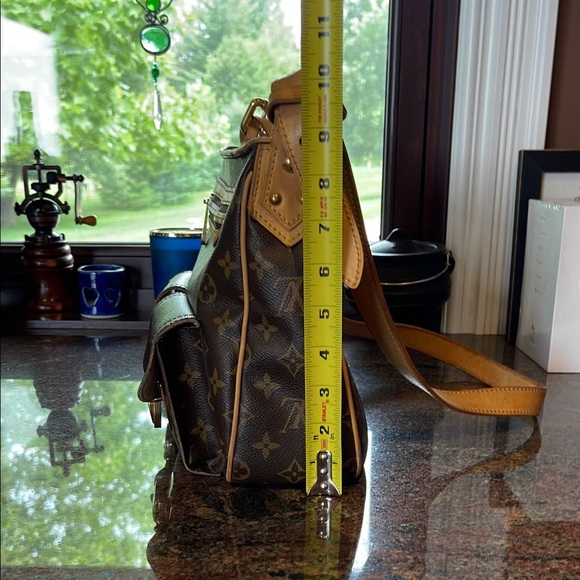 AUTHENTIC Louis Vuitton Hudson GM - Picture 11 of 13